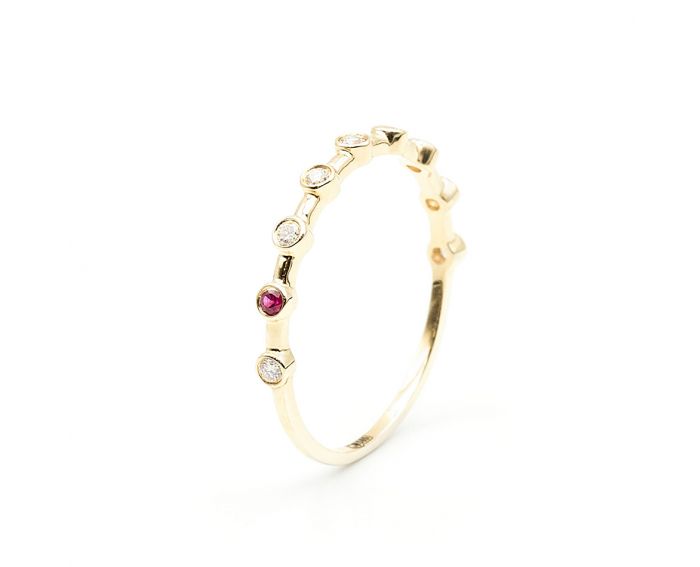 Yellow gold ring with diamonds and ruby