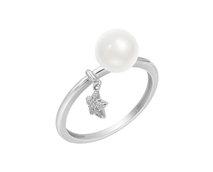 White gold ring with diamonds and pearls