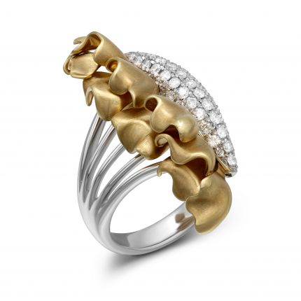 A ring with diamonds in a combination of white and yellow gold 1-013 042