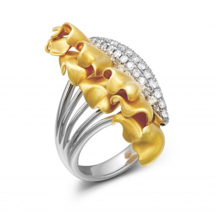 A ring with diamonds in a combination of white and yellow gold 1-013 042