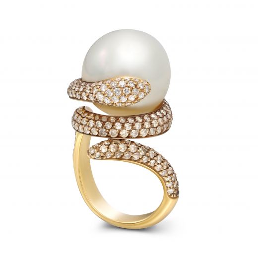 Ring with diamonds and pearl in rose gold