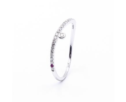 Ring in white gold with diamonds and ruby