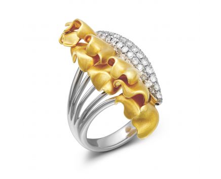 A ring with diamonds in a combination of white and yellow gold 1-013 042