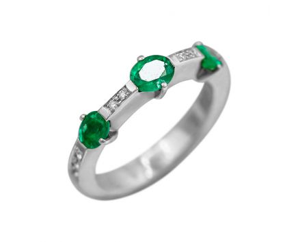 Ring with diamonds and emeralds in white gold